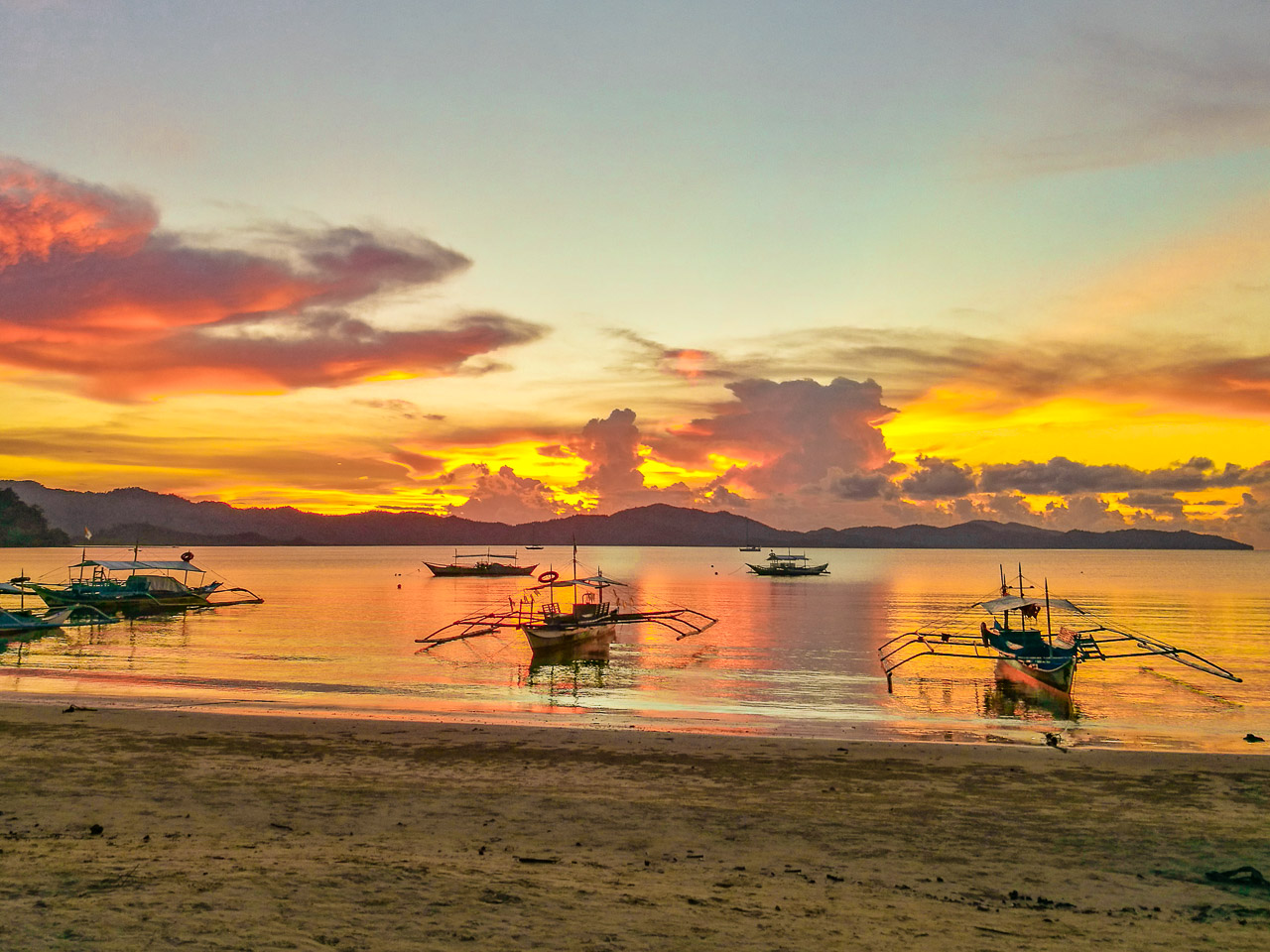 Pôr do sol em Port Barton, vila de Palawan nas Filipinas.