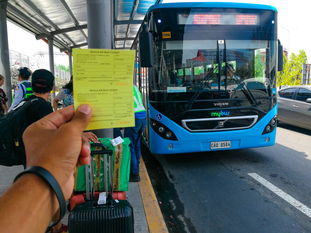 Ônibus na saída do Aeroporto de Cebu nas Filipinas: uma das maneiras de chegar em Moalboal