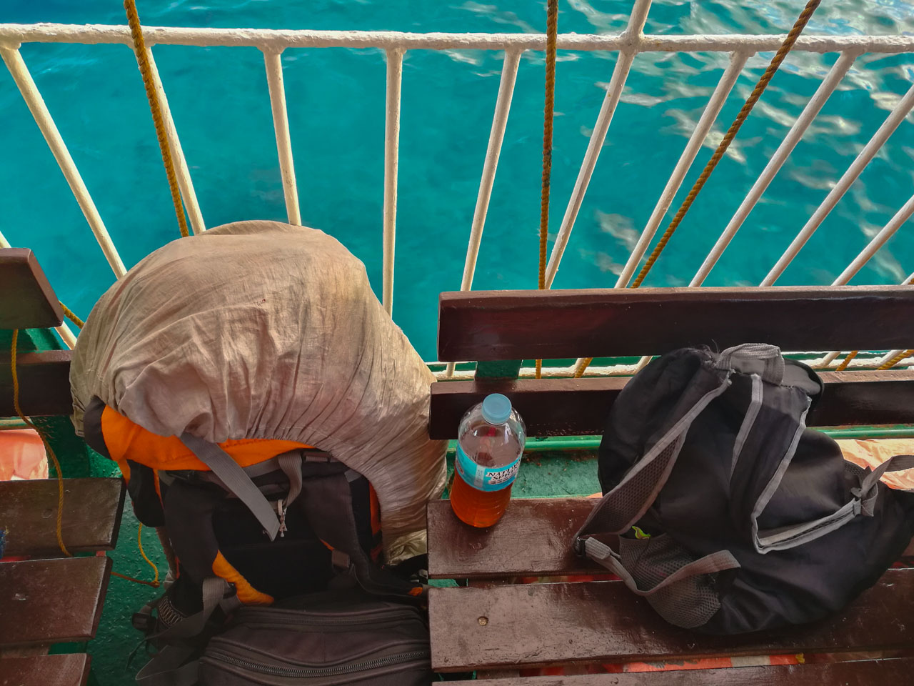 Nossa bagagem em uma balsa partindo de Negros nas Filipinas. 