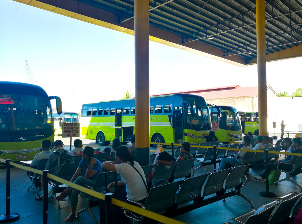 Ônibus é uma ótima maneira de se locomover nas Filipinas. 