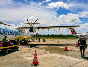 Embarcando num dos aviões da Cebu Pacific Air em viagem pelas Filipinas. transporte em coron