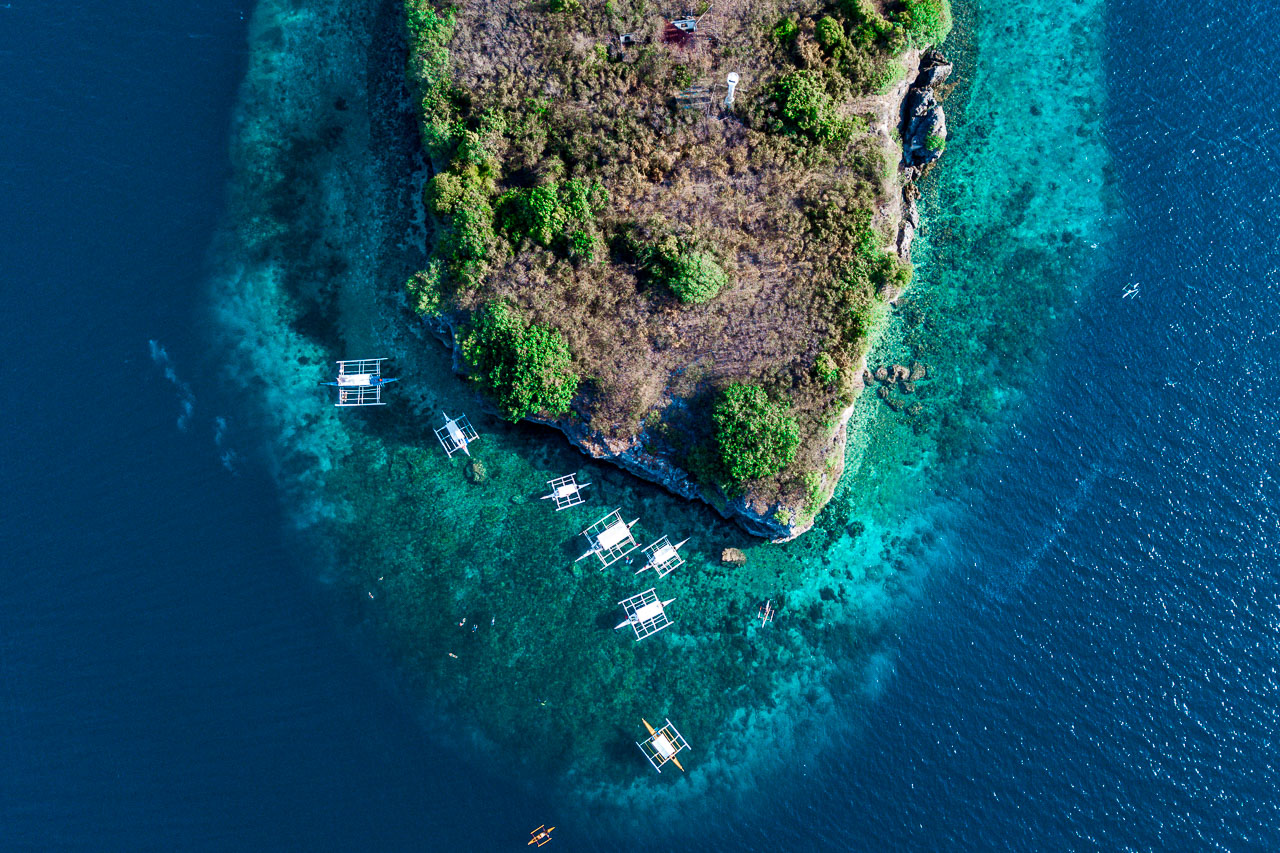 Pescador Island, uma das ilhas mais lindas que visita no passeio de barco em Moalboal. 