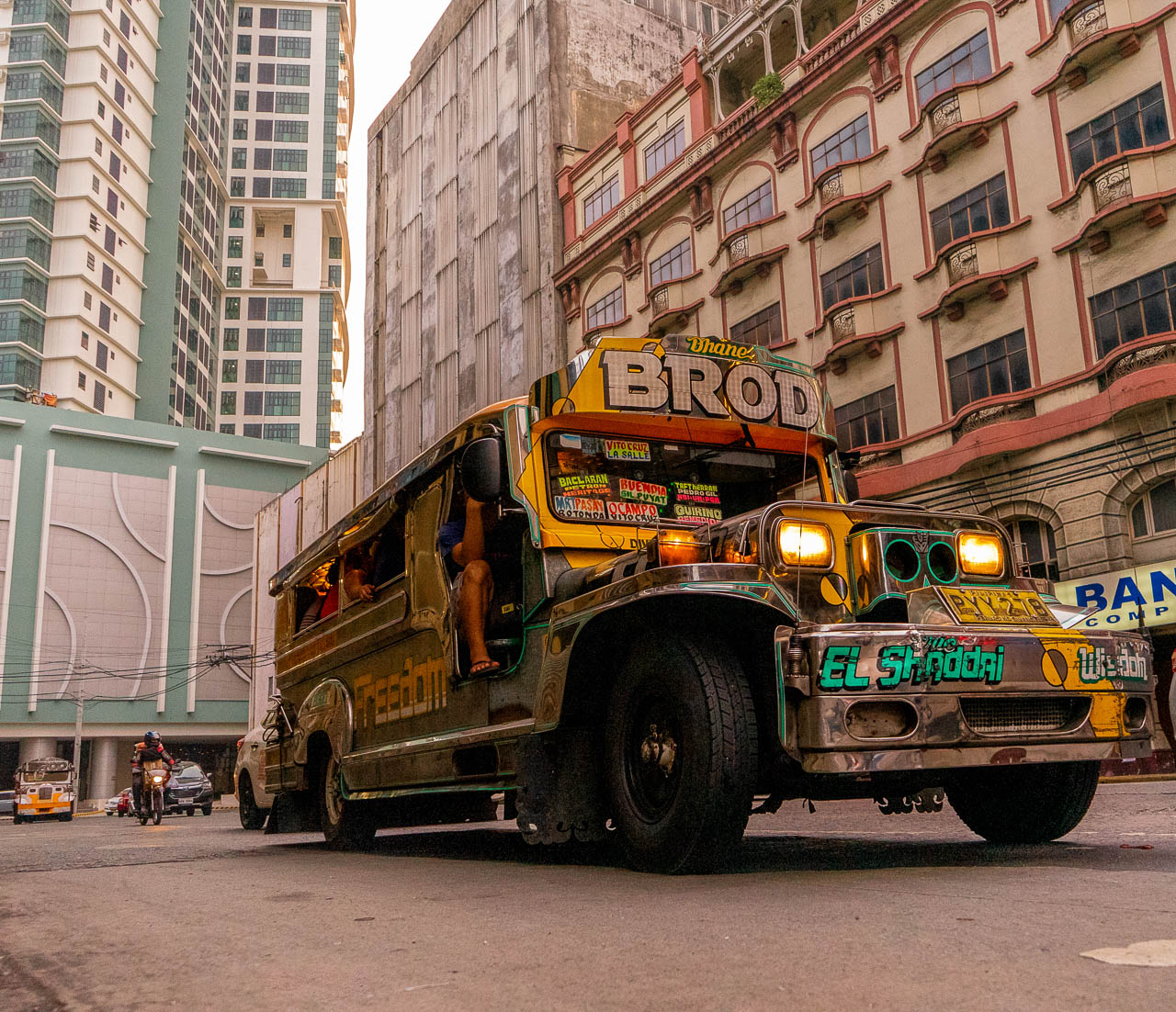 Este é um exemplo clássico de jeepney nas Filipinas. 