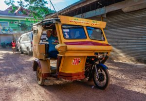 Triciclo nas ruas de terra de Coron Town. transporte em Coron