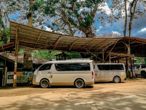 Vans que fazem o trajeto de El Nido a Port Barton. - transporte nas filipinas