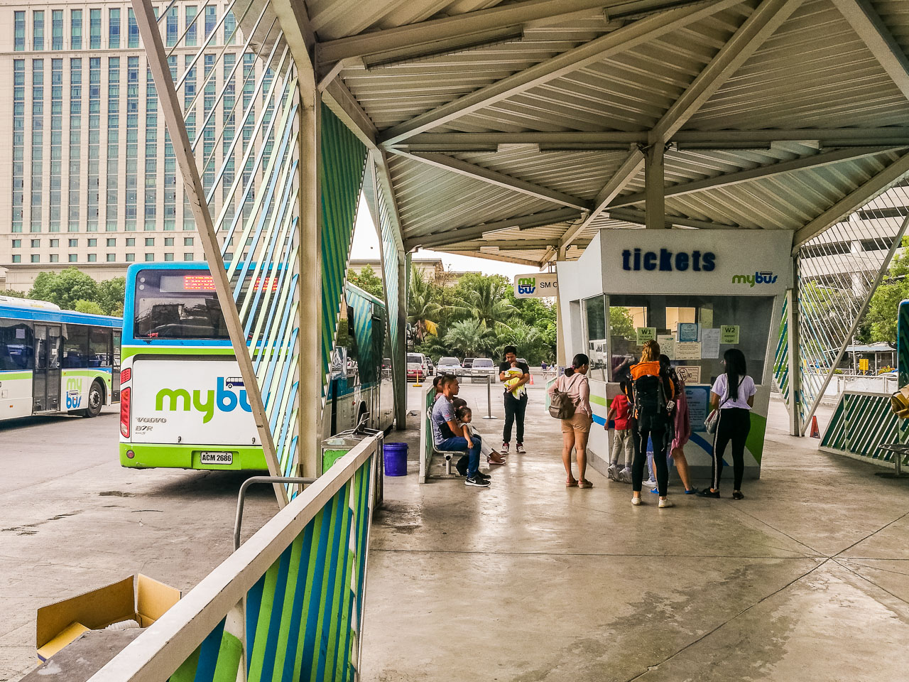 Terminal de ônibus locais em Cebu nas Filipinas. 