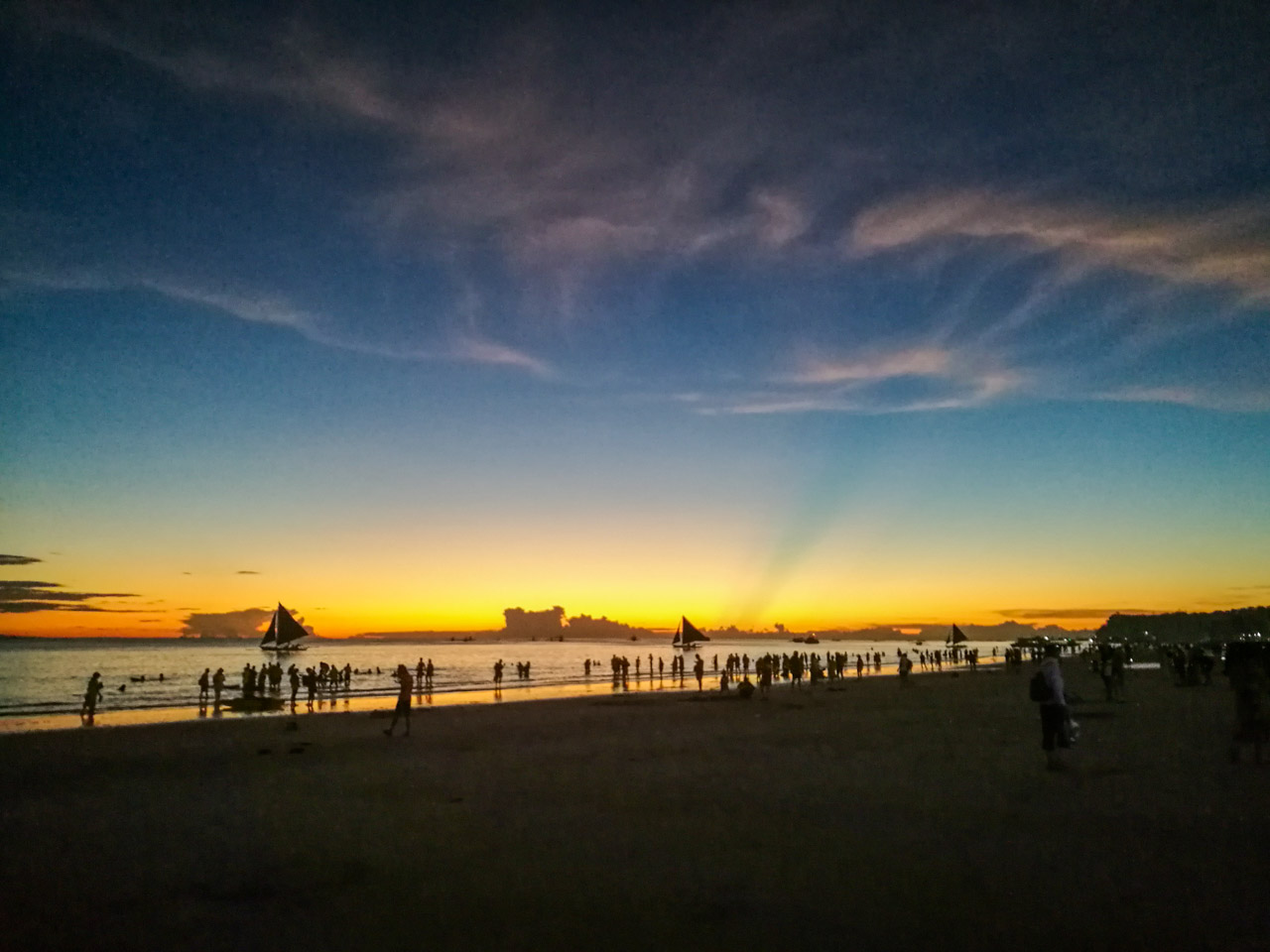 Pôr do sol em White beach, praia de Boracay nas Filipinas. 