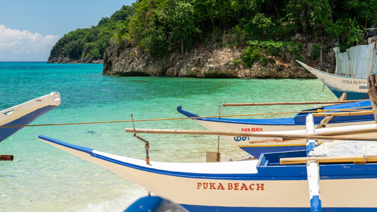 Barcos atracados em Pukka beach, uma praia de Boracay nas Filipinas. 