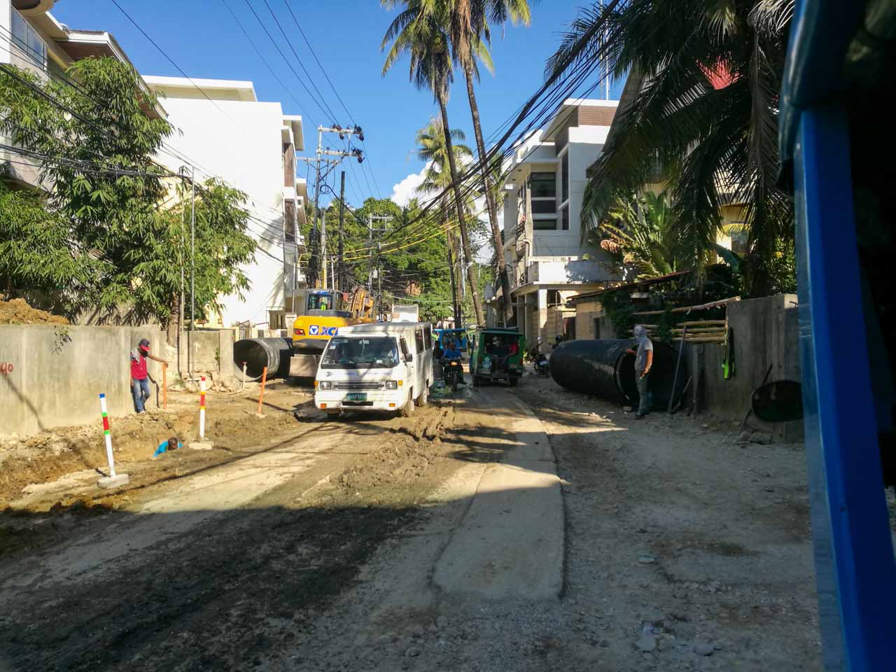 Ruas sendo reconstruídas após o fechamento de Boracay nas Filipinas em 2018.