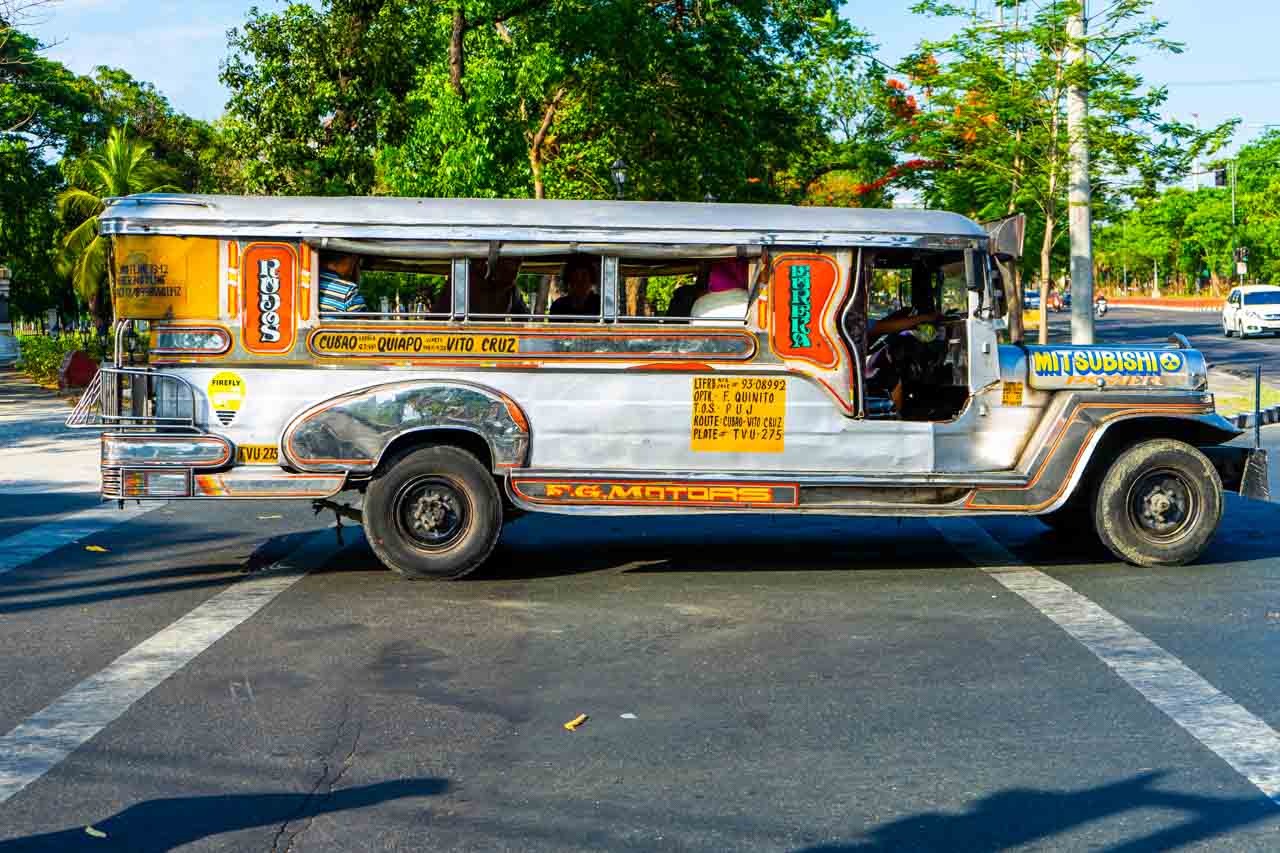 O famoso jeepney, transporte das Filipinas. 