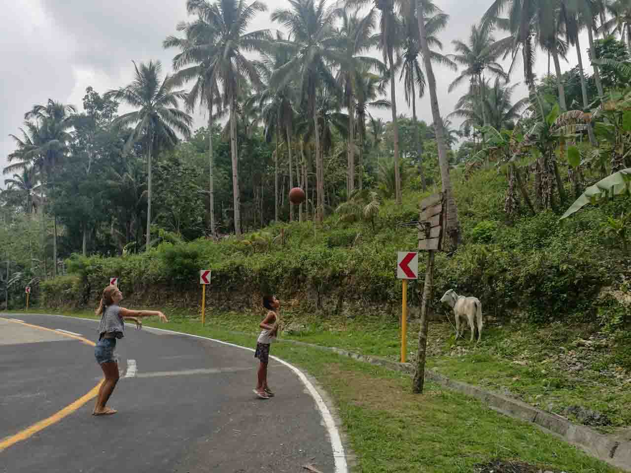 Jogando basquete com as crianças no meio de uma estrada em Siquijor. 