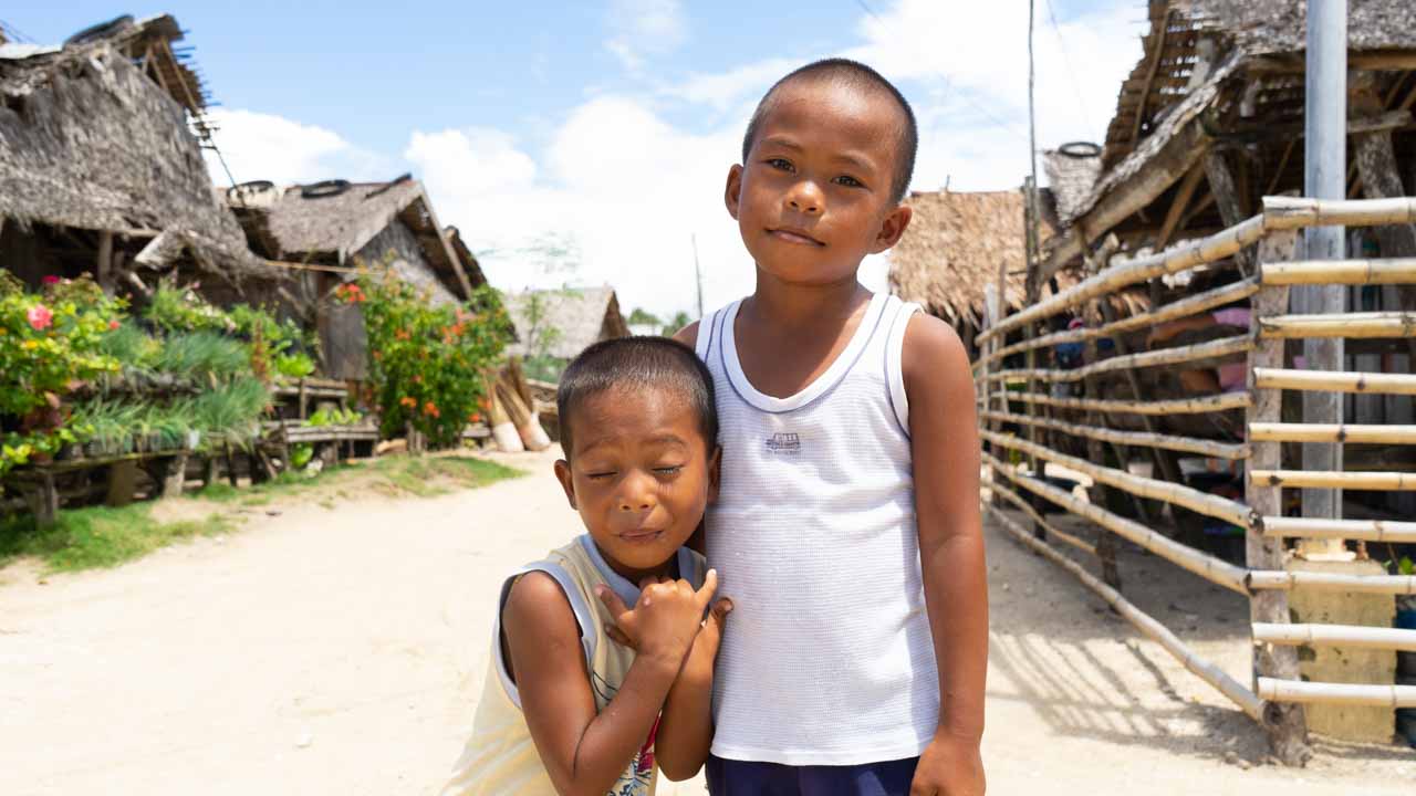 Crianças nas vilinhas das Filipinas. 