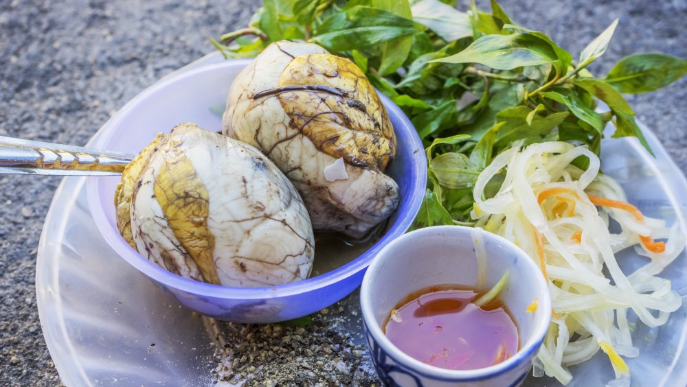 Balut: comida de rua típica das Filipinas.