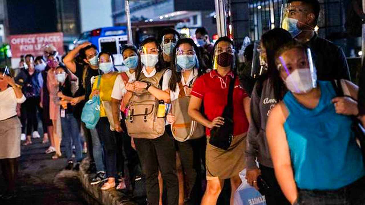 Fila de ônibus durante coronavírus nas Filipinas. 