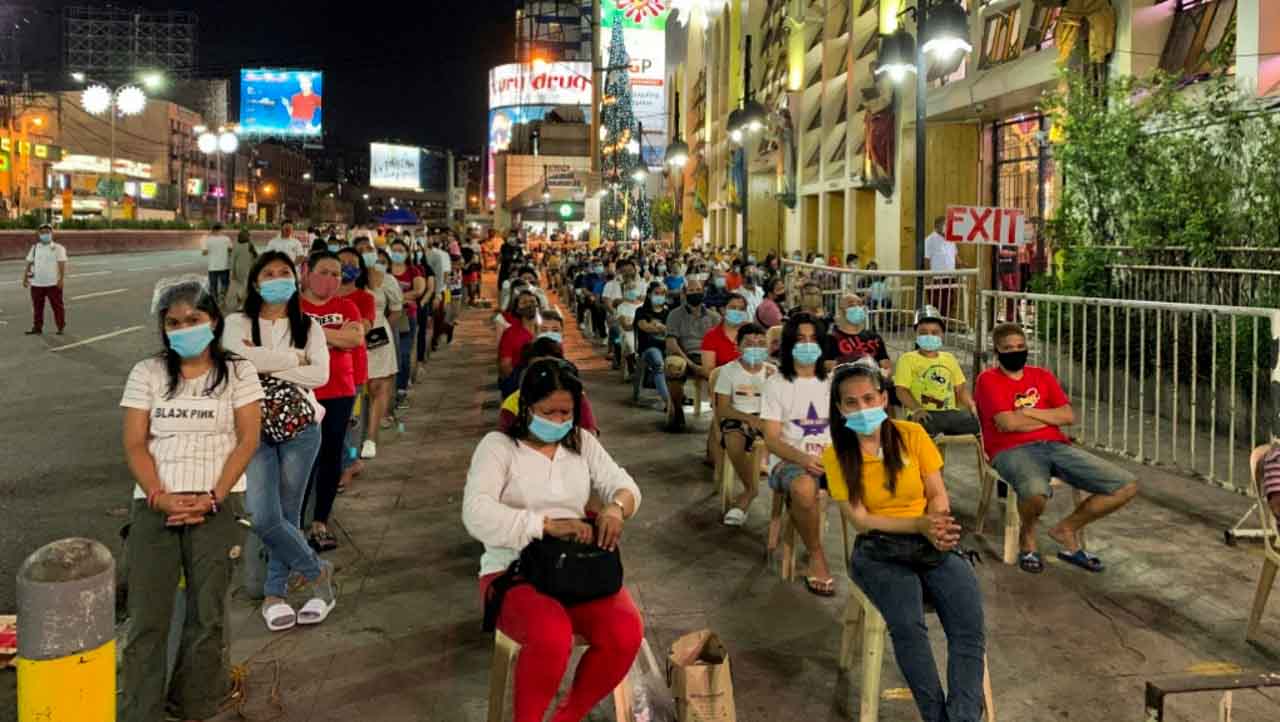 Filipinos participando da missa de Natal durante o coronavírus. 
