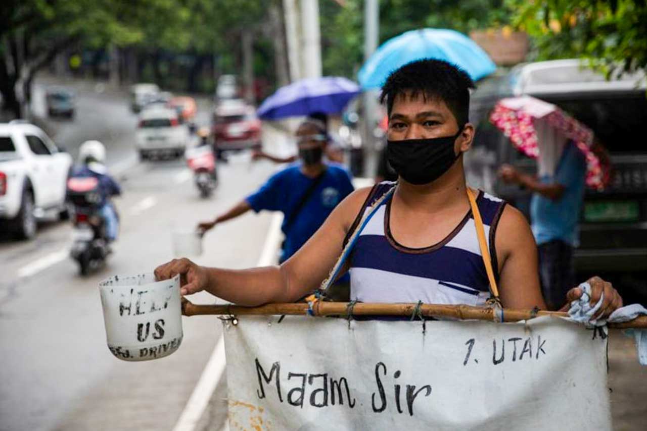 Motoristas de jeepney pedindo dinheiro na rua durante o coronavírus nas Filipinas. 
