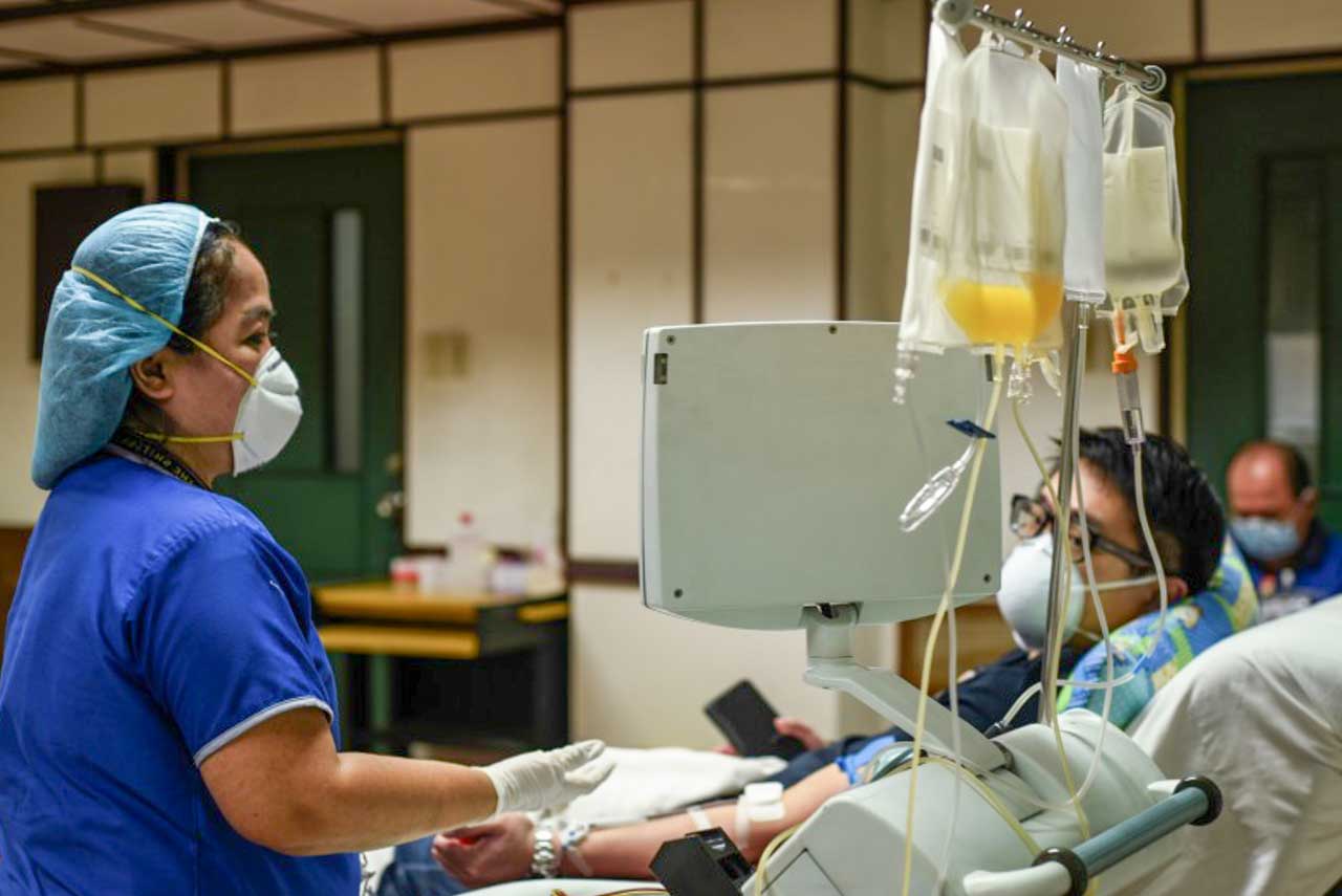 Paciente em hospital das Filipinas durante a pandemia. 
