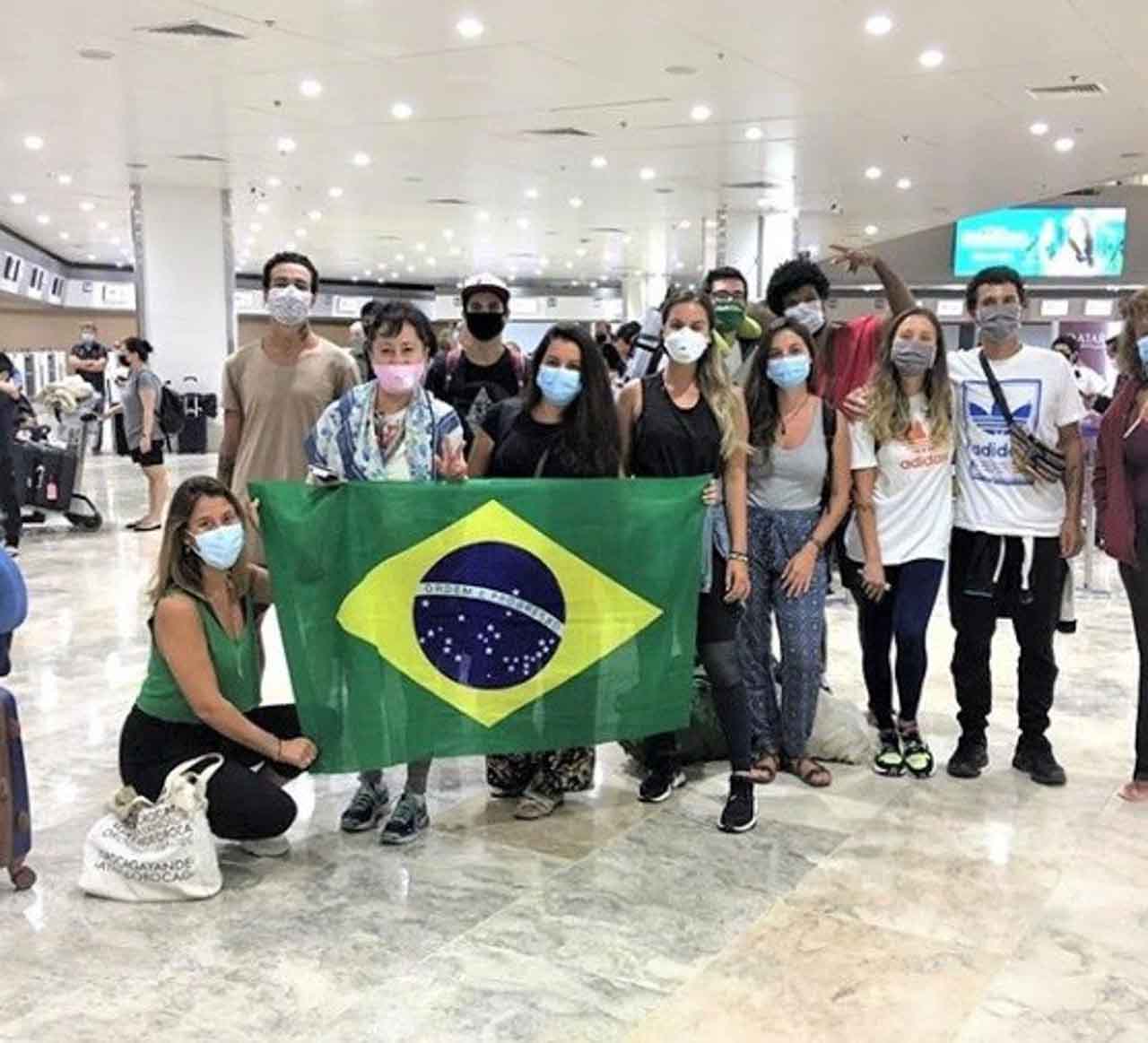 Grupo de brasileiros que voltaram ao Brasil num voo de repatriação das Filipinas. 