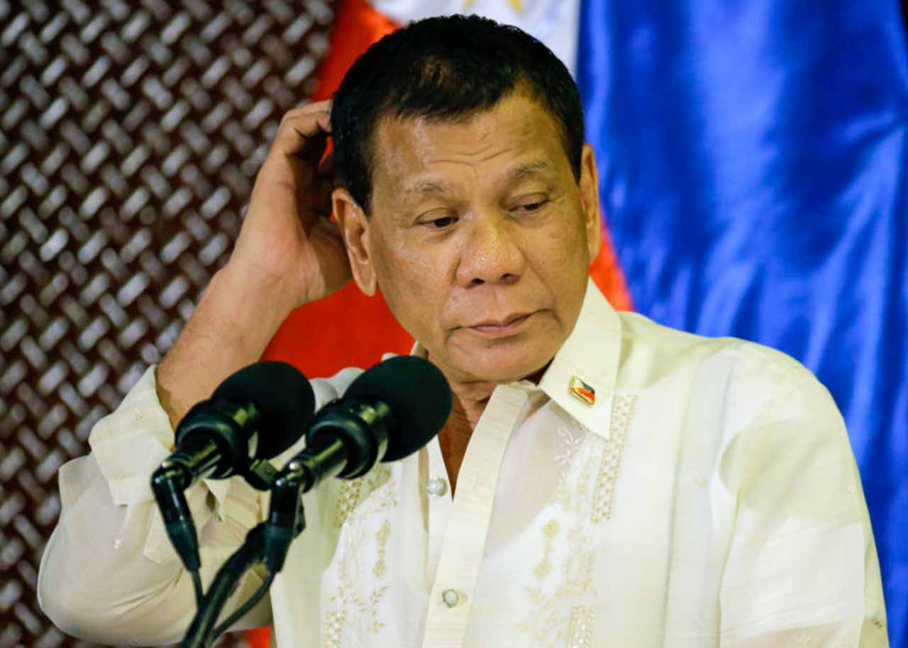 Atual presidente das Filipinas, Rodrigo Duterte com a bandeira das Filipinas ao fundo. 