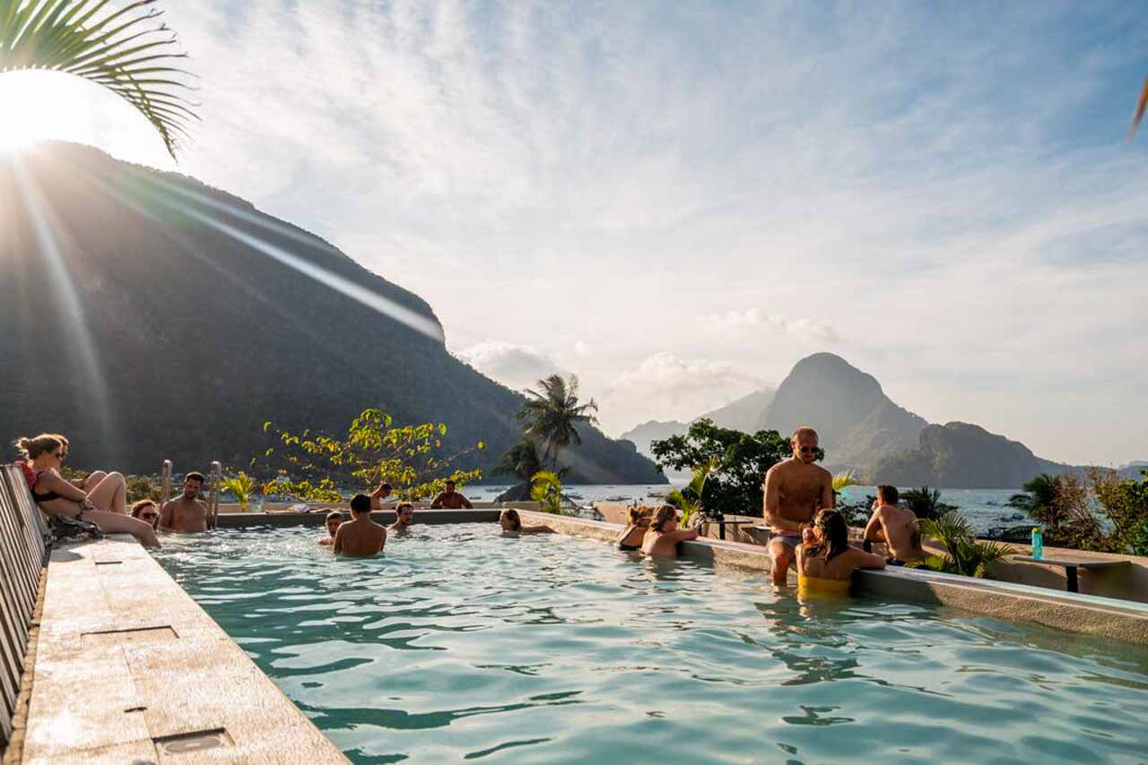 Acredita que essa é a piscina do Fredz hostel? SIM, HOSTEL! 