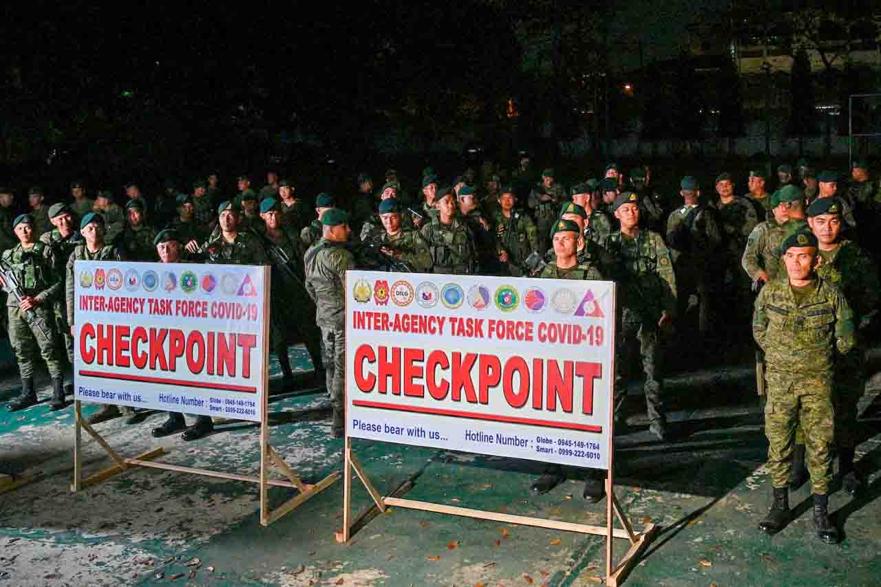 Exército filipino barreiras para evitar contágio no país.