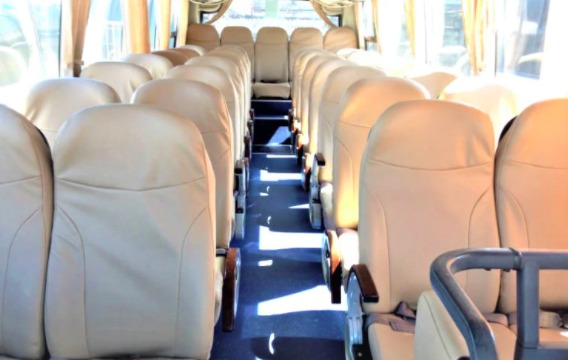 Assentos do ônibus de Cebu a Moalboal nas Filipinas.