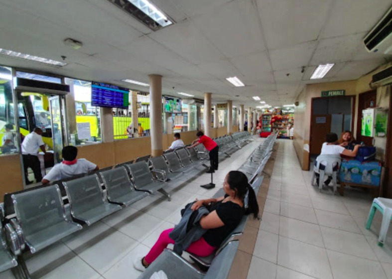 Parte interna da South Bus Terminal, rodoviária sul de Cebu.