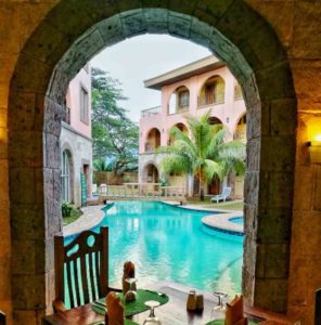 Área de piscina e café da manhã do hotel Corto del Mare em Palawan 
